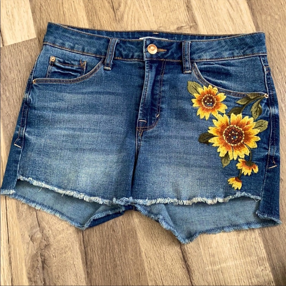 Kensie blue Jean shorts size 2/26 sunflower